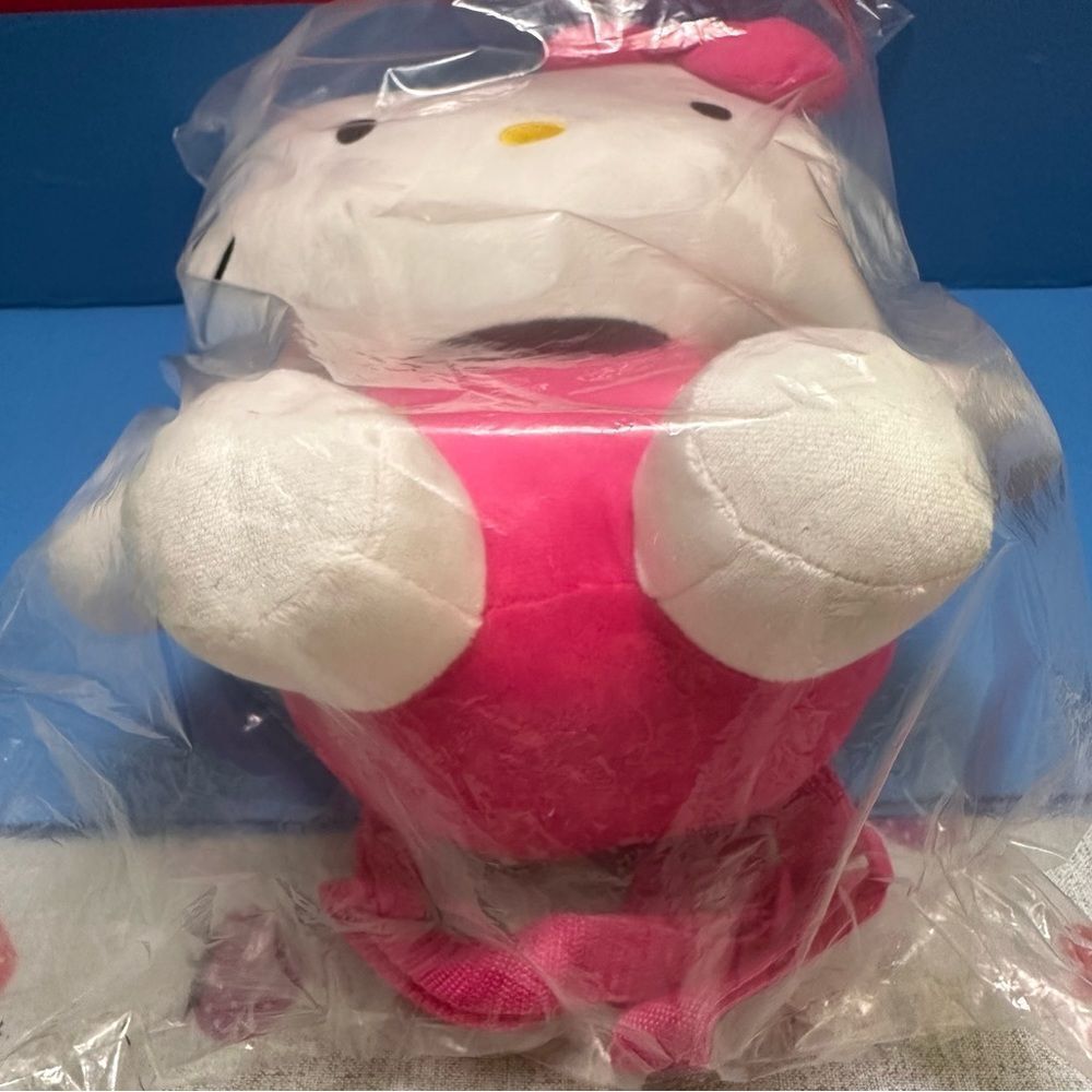 Hello Kitty soft plush Backpack - Picture 3 of 7